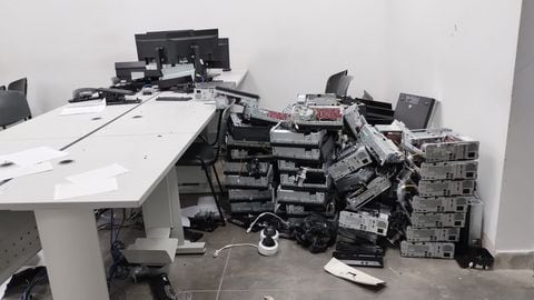 Más de 100 computadores fueron dañados.