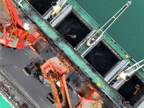 Buques de carga descargan carbón eléctrico en la terminal de carbón del puerto en Lianyungang, provincia de Jiangsu, en el este de China, el 28 de febrero de 2024. (Foto de Costfoto/NurPhoto vía Getty Images)