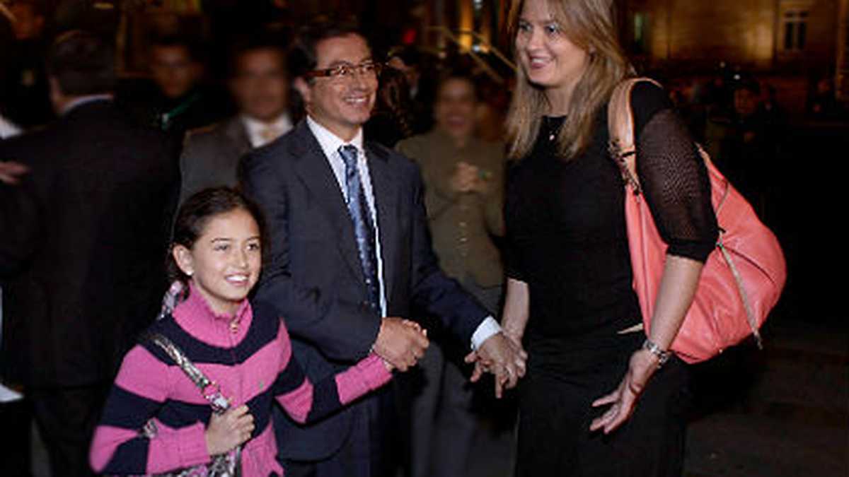 Gustavo Petro acompañado por su familia.