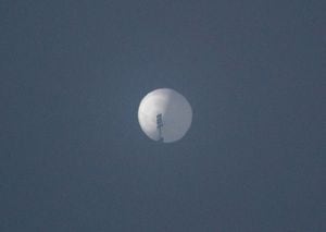 Un globo vuela en el cielo sobre Billings, Montana, EE. UU., el 1 de febrero de 2023 en esta imagen obtenida de las redes sociales, Estados Unidos y Canadá aseguran que pertenece a China