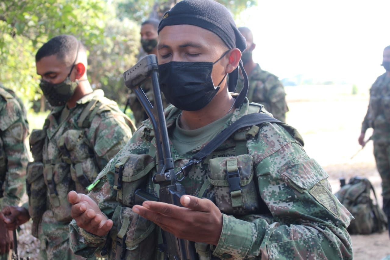 Soldados orando en Arauca