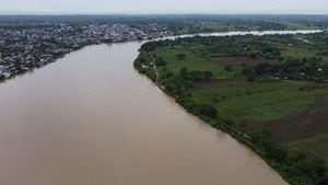 Miles de familias y grupos étnicos se encuentran en riesgo por el "desbarrancamiento" de la parte derecha del afluente hídrico.