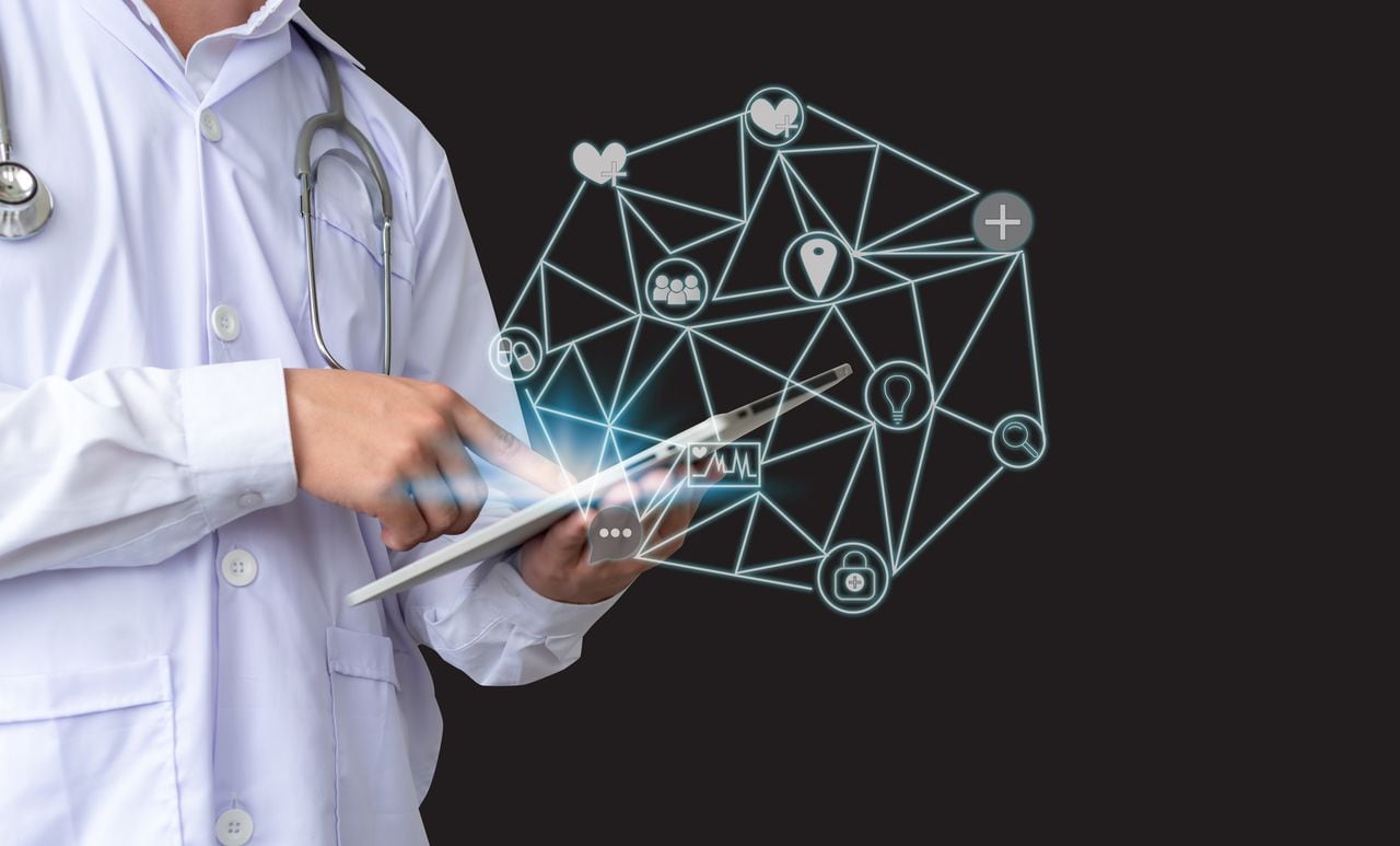 Doctor en tableta de tacto de mano uniforme blanco. Tecnología médica o red médica. Médico mediante tableta digital con interfaz de pantalla.