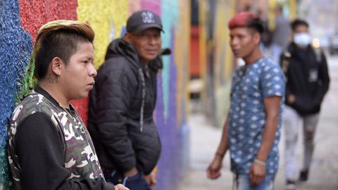 Gonzalo y Walter Queragama, hermanos que rapean, en lengua Embera, sobre la violencia que los desplazó de sus territorios ancestrales. Fotos: Daniel MUNOZ / AFP.