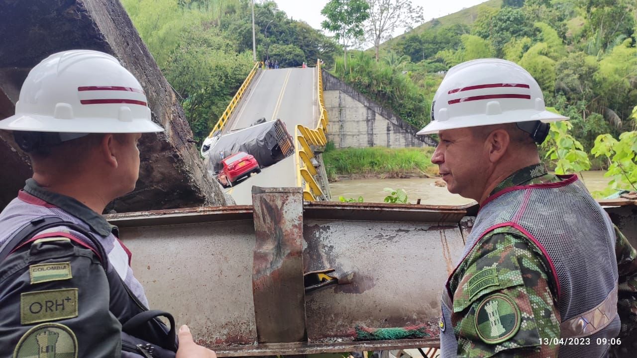 Ejército evalúa instalar puente militar en Quindío, tras el colapso de la estructura sobre el río La Vieja.