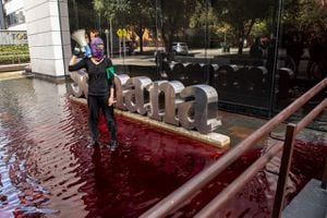 La mujer encapuchada que hizo un show violento contra SEMANA
Foto Juan Carlos Sierra