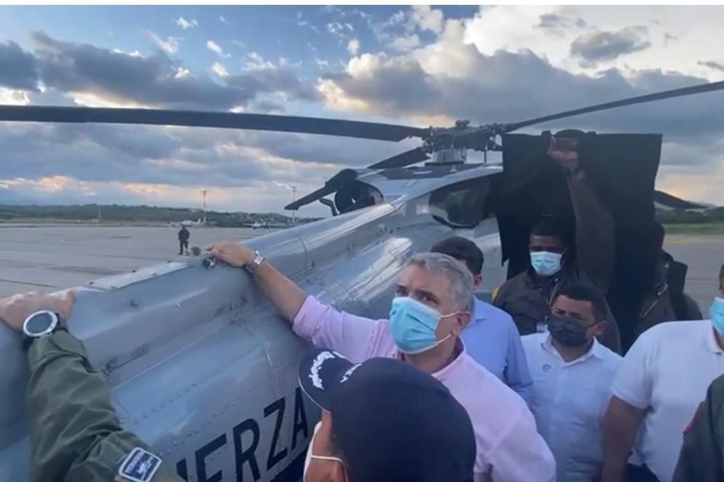 Presidente Iván Duque inspecciona helicóptero atacado