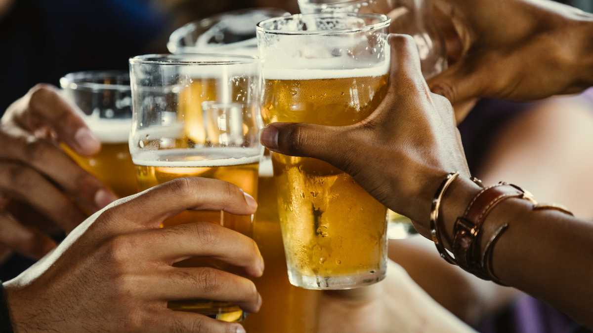 Un informe reveló el alto índice de cerveza que consume un colombiano en todo un año