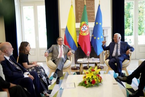 El presidente Gustavo Petro y su jefe de gabinete Laura Sarabia, junto con el Primer Ministro de Portugal Antonio Costa.