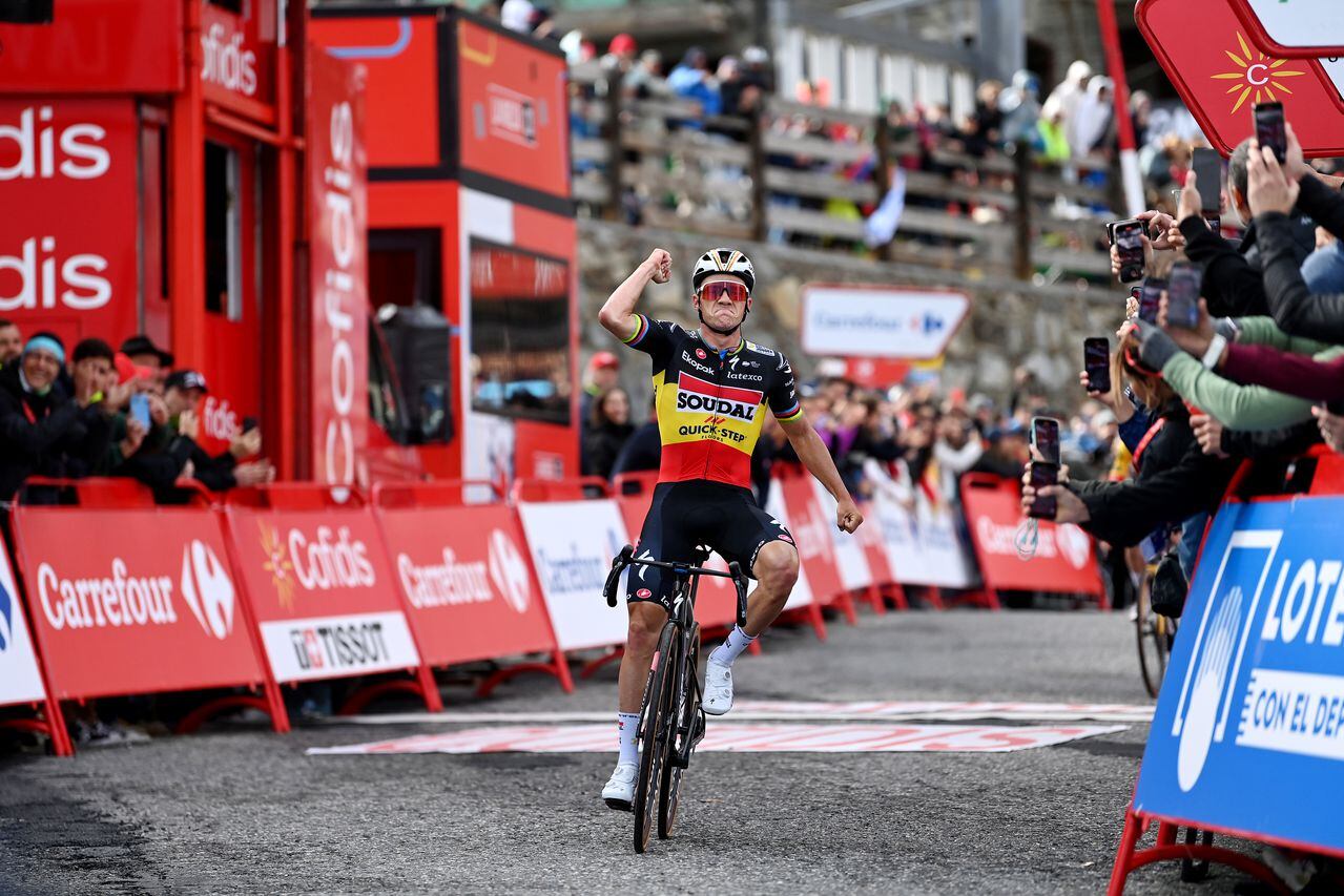 Remco Evenepoel celebrando su triunfo en la Vuelta a España 2023.