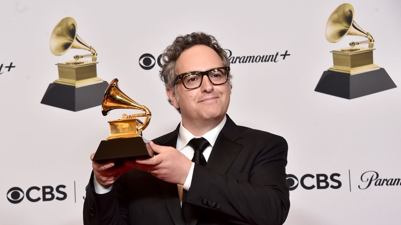 Bob Mehr posa muy orgulloso con su Grammy. Foto: Alberto E. Rodriguez/Getty Images.