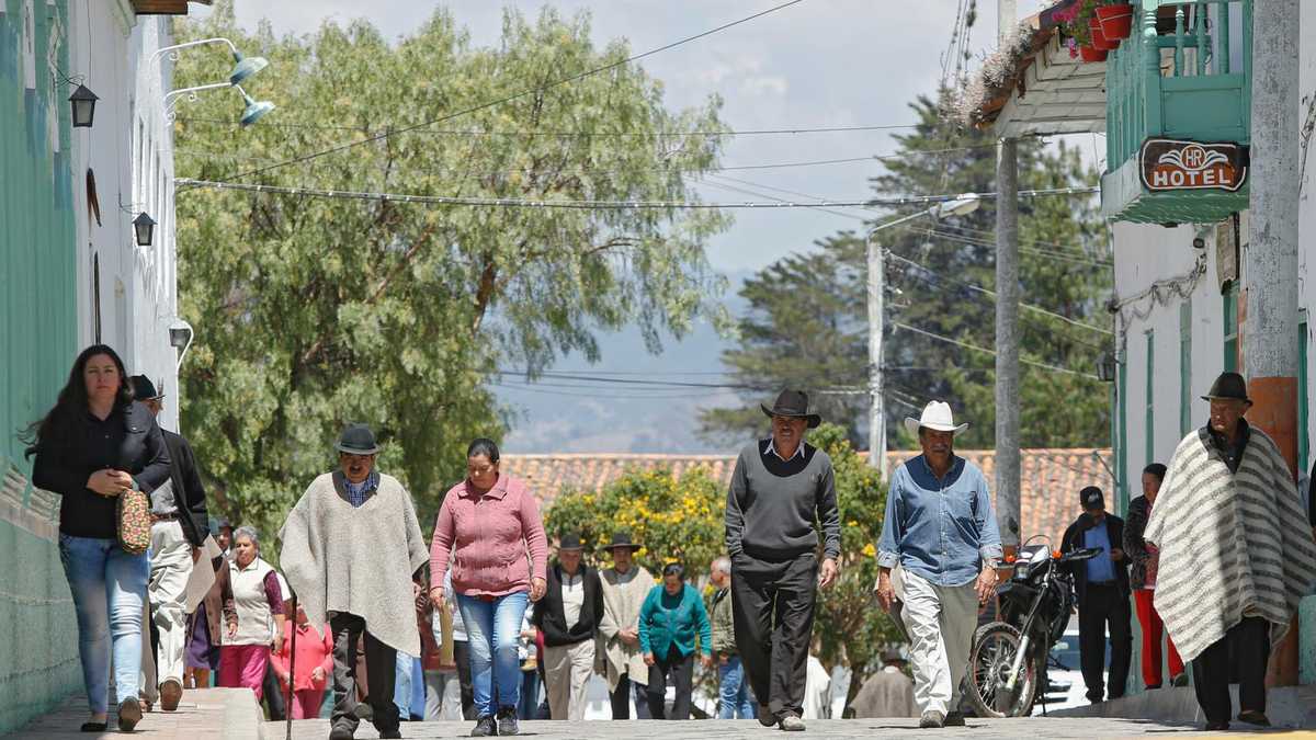 La mayoría de los adultos mayores en el comedor comunitario del centro de Bogotá  trabajan como recicladores y acuden a instituciones como estas por comida y hogar digno.