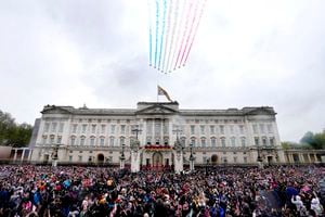 Las flechas rojas de la Royal Air Force vuelan sobre el Palacio de Buckingham mientras el rey Carlos III y la reina Camila de Gran Bretaña saludan a la multitud desde el balcón después de la ceremonia de coronación en Londres