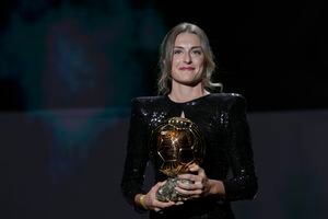 Barcelona player Alexia Putellas holds the the Women's Ballon d'Or trophy during the 65th Ballon d'Or ceremony at Theatre du Chatelet, in Paris, Monday, Nov. 29, 2021. (AP Photo/Christophe Ena)