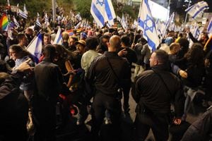 La policía israelí se enfrenta a manifestantes durante una concentración contra el proyecto de reforma judicial del gobierno en Tel Aviv el 1 de abril de 2023. (Foto de JACK GUEZ / AFP)