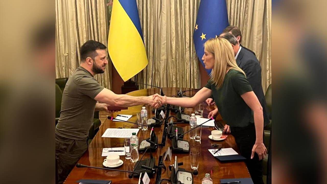 Roberta Metsola es la primera líder de una institución de la Unión Europea  que visita Ucrania desde el inicio del conflicto con Rusia. Foto: Twitter @EP_President.