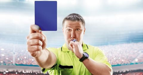   La propuesta ha generado división al considerar que la tarjeta azul solamente generaría confusiones en el fútbol.