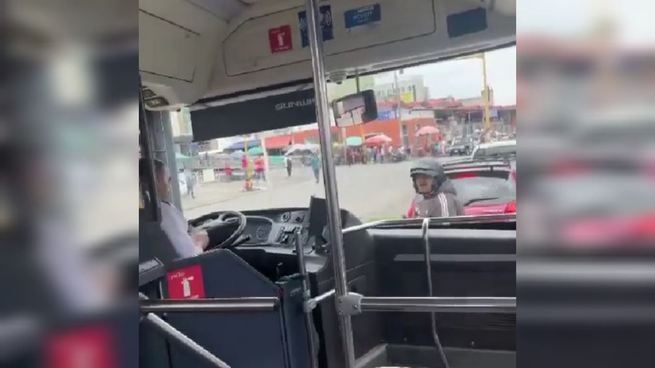 Hombre atacó a bus del MIO en pleno centro de Cali.