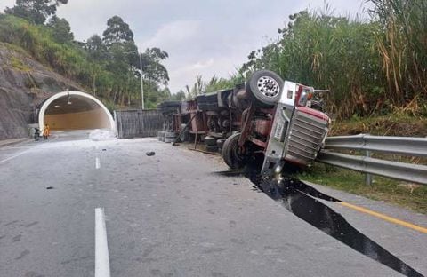 Camión se volcó en La Línea y el conductor quedó ileso: así fue el impactante accidente