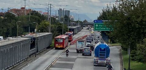 Las maletas son esos separadores naranjas que amplían la troncal de TransMilenio y reducen los carriles para particulares.