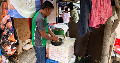 Los desplazados por la violencia que acampan en la calle 94 con 11, en Bogotá, tienen que reciclar y buscar comida en la basura para poder sobrevivir. Denuncian que los comerciantes arrojan químicos y pintura a os desechos para que estas personas no puedan alimentarse con ellos.