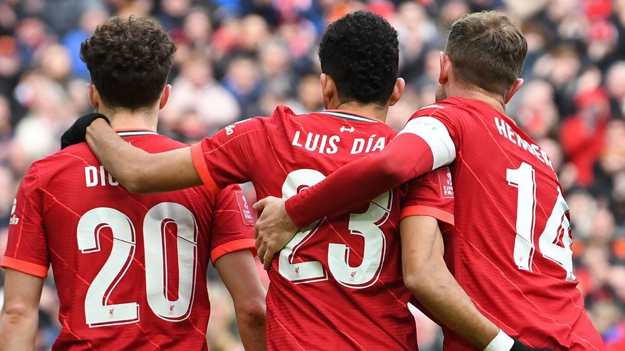 Luis Díaz junto a Diogo Jota y Jordan Henderson celebrando un gol con el Liverpool