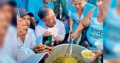  El presidente Gustavo Petro recurrió a las ollas comunitarias desde la pasada campaña electoral.