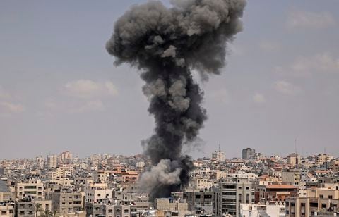 El humo sale de un ataque aéreo israelí en la ciudad de Gaza el 6 de agosto de 2022. - Israel golpeó Gaza con ataques aéreos y el grupo militante Jihad Islámico Palestino respondió con una andanada de cohetes, en la peor escalada de violencia en el territorio desde la guerra del año pasado. . Israel ha dicho que se vio obligado a lanzar una operación "preventiva" contra la Yihad Islámica, insistiendo en que el grupo estaba planeando un ataque inminente tras días de tensiones a lo largo de la frontera con Gaza. (Foto de MAHMUD JAMONES / AFP)