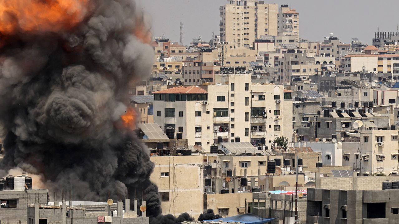 El humo sale de un ataque aéreo israelí en la ciudad de Gaza el 6 de agosto de 2022. - Israel golpeó Gaza con ataques aéreos y el grupo militante Jihad Islámico Palestino respondió con una andanada de cohetes, en la peor escalada de violencia en el territorio desde la guerra del año pasado. . Israel ha dicho que se vio obligado a lanzar una operación "preventiva" contra la Yihad Islámica, insistiendo en que el grupo estaba planeando un ataque inminente tras días de tensiones a lo largo de la frontera con Gaza. (Foto de Mahmud JAMONES / AFP)