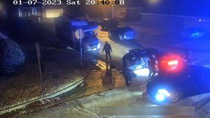 Esta imagen fija de un video de una cámara de seguridad muestra a Tyre Nichols en el suelo rodeado de policías, en Memphis, Tennessee.