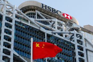 FOTO DE ARCHIVO: Una bandera nacional china ondea frente a la sede de HSBC en Hong Kong, China. REUTERS / Tyrone Siu / File Photo