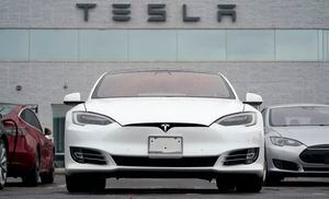 En imagen de archivo del domingo 9 de mayo de 2021, un auto de Tesla es exhibido en un punto de venta en Littleton, Colorado. (AP Foto/David Zalubowski)