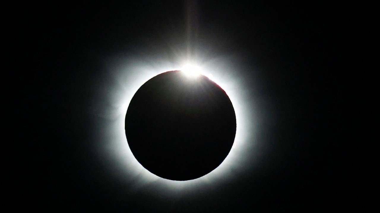 Chile muestra un eclipse solar total desde el glaciar Unión en la Antártida, el 4 de diciembre de 2021. (Foto por Felipe TRUEBA / Imagen Chile / AFP)