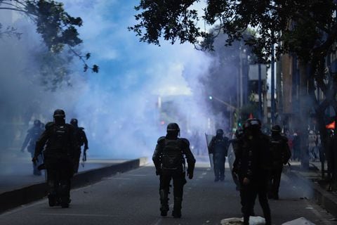 La policía ha intentado controlar las manifestaciones en Bogotá este viernes 28 de abril. Foto: Colprensa.