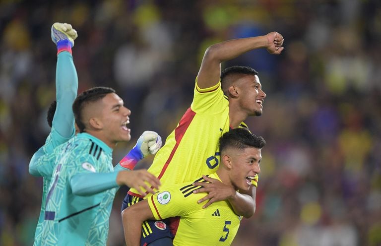 Colombian players celebrate after defeating Ecuador in the South American U-20 championship football match at El Campin stadium in Bogota, Colombia on February 6, 2023. (Photo by DANIEL MUNOZ / AFP)