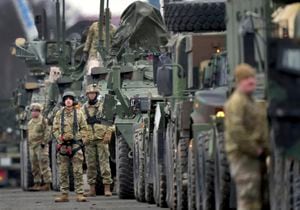 Soldados del 2do Regimiento de Caballería del Ejército de EEUU forman una fila con sus vehículos en el aeródromo militar de Vilseck, Alemania, el miércoles 9 de febrero de 2022. El regimiento será trasladado a Rumania para apoyar a la OTAN en medio de las tensiones Rusia-Ucrania. (Foto AP/Michael Probst)