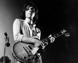 El guitarrista británico Jeff Beck (de The Yardbirds, The Jeff Beck Group y más) toca su Les Paul en el Newport Jazz Festival el 4 de julio de 1969. Foto: David Redfern/Redferns/Getty Images.
