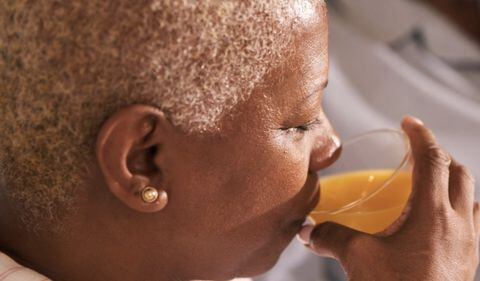 El jugo de naranja aporta una gran cantidad de vitamina C al organismo