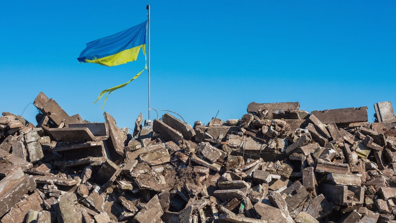 Guerra en ucrania. Edificio ucraniano destruido y bandera dañada por el viento
