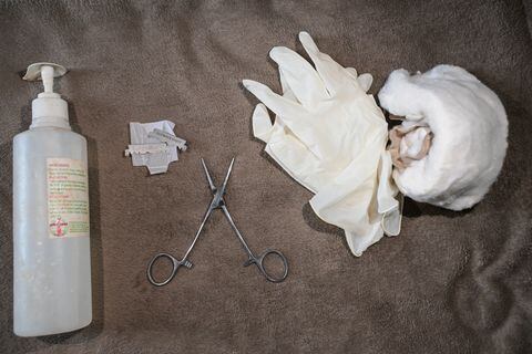 Estas son las herramientas utilizadas para realizar procedimientos medicalizados de mutilación genital femenina.