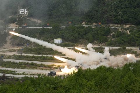 Los sistemas de cohetes de lanzamiento múltiple del ejército de Corea del Sur disparan cohetes durante Corea del Sur-EE. UU. simulacros militares conjuntos en el campo de entrenamiento de fuego Seungjin en Pocheon, Corea del Sur