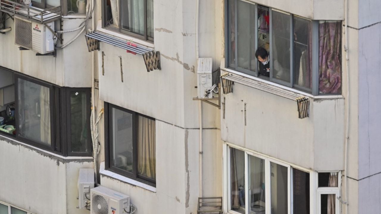 Los habitantes de Shanghái en China están confinados en sus casas por cuenta de un brote de coronavirus