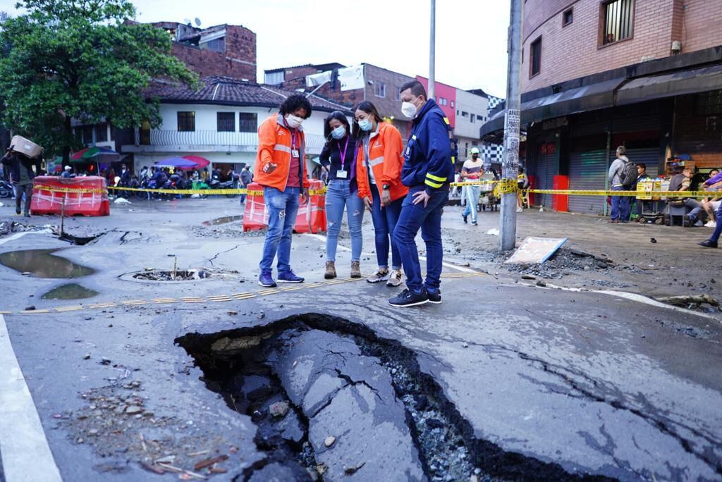 Tierra se tragó una parte de la vía en Medellín; autoridades culpan a las lluvias