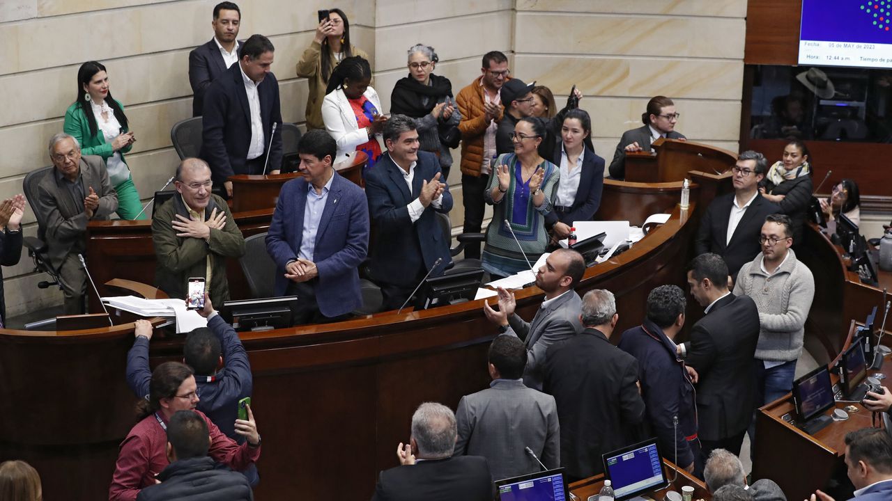Congresistas saludan al presidente del Senado luego que el Consejo de Estado anulara la elección de Roy Barreras como senador por doble militancia
Bogota mayo 5 del 2023
Foto Guillermo Torres Reina / Semana