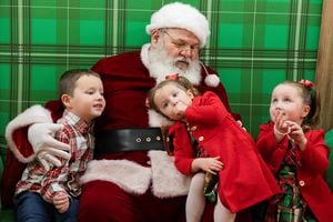 Lucas Kleinworth, 7, Isabella Kleinworth, 2, y McKenzie Kleinworth, 4, posan para una foto con Santa en el Willow Grove Park Mall antes de Navidad en Willow Grove. Foto REUTERS / Hannah Beier