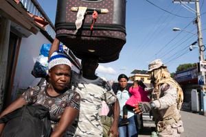 “Están sufriendo mucho aquí en Dajabón, y en Haití también, porque hay mucha mercancía que se está echando a perder”, dijo el empresario haitiano Pichelo Petijon. “Hay millones de dólares en pérdidas”.  (AP Photo/Ricardo Hernández)