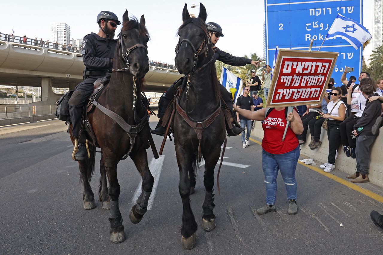Agentes a caballo también cargaron contra la multitud. Según un comunicado policial, 39 personas fueron detenidas por perturbación del orden público. (Photo by GIL COHEN-MAGEN / AFP)