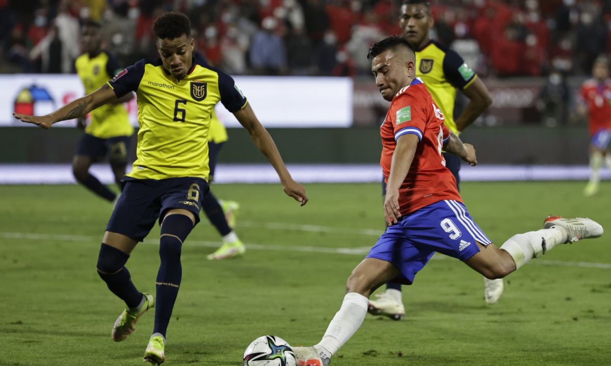 SANTIAGO, CHILE - NOVEMBER 16: Jean Meneses of Chile takes a shot as Byron Castillo of Ecuador defends during a match between Chile and Ecuador as part of FIFA World Cup Qatar 2022 Qualifiers at San Carlos de Apoquindo Stadium on November 16, 2021 in Santiago, Chile. (Photo by Getty Images/Alberto Valdes - Pool)