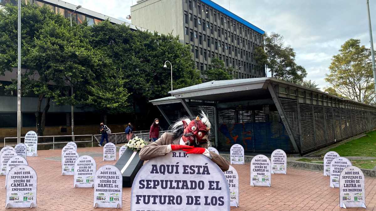 Intervención del congresista Mauricio Toro y el candidato al Senado Daniel Torre frente a la sede del Icetex