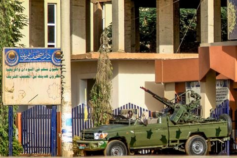 Un vehículo "técnico" (camioneta montada con torreta) de los paramilitares de las Fuerzas de Apoyo Rápido (RSF) de Sudán está estacionado frente a las oficinas de Dar al-Mushaf (Editorial del Sagrado Corán Africano)